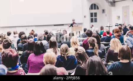 Frau hält Vortrag über Business-Konferenz. Stockfoto