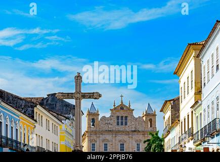 Großes Kruzifix auf dem zentralen Platz des historischen Viertels Pelourinho Stockfoto