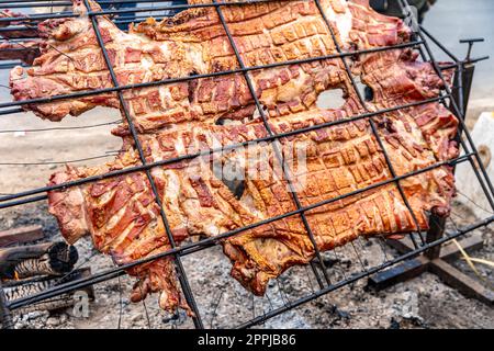 Zubereitung von Schweinefleisch auf Feuer, Straßennahrung Stockfoto