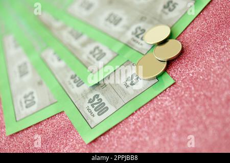 Nahaufnahme von grünen Lotteriekratzkarten. Viele haben gefälschte Lotterielos mit Glücksspielergebnissen verwendet. Spielsucht Stockfoto