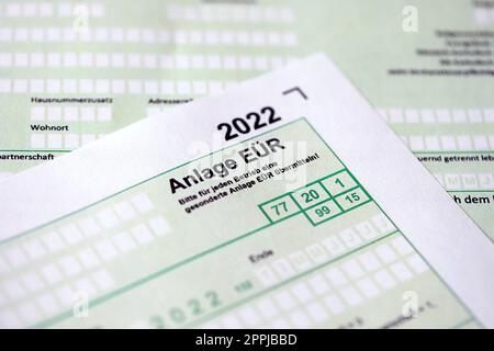 Anlage EUR - Deutsche Gewinn- und Verlustrechnung 2022 und Anlagenliste oder Betriebsmittelrechnung (Nahaufnahme). Der Begriff der Besteuerung und der Buchführungspapiere in Deutschland Stockfoto