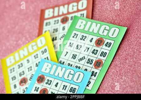 Viele bunte Bingo-Boards oder Spielkarten für Siegerchips. Klassische US- oder kanadische fünf bis fünf Bingo-Karten auf hellem Hintergrund Stockfoto