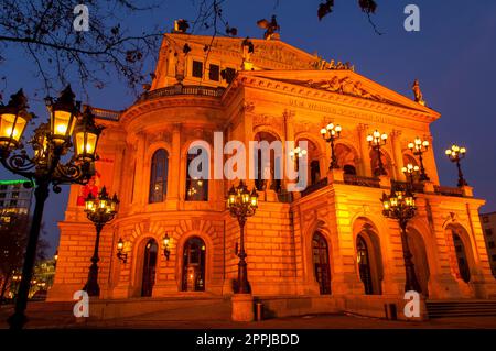 Die Alte Oper in Frankfurt am Main am Abend mit künstlicher Beleuchtung Stockfoto