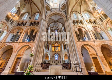 Innenraum mit Schiff und Gang des Limburger Doms, Hessen, Deutschland Stockfoto