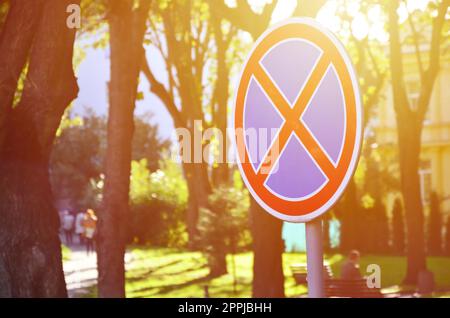 Runde Schild mit einem roten Kreuz auf blauem Hintergrund. Ein Zeichen bedeutet ein Parkverbot Stockfoto