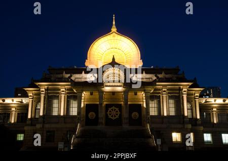 Beleuchtete Haupthalle des Tsukiji Hongan-ji Tempels. Stockfoto