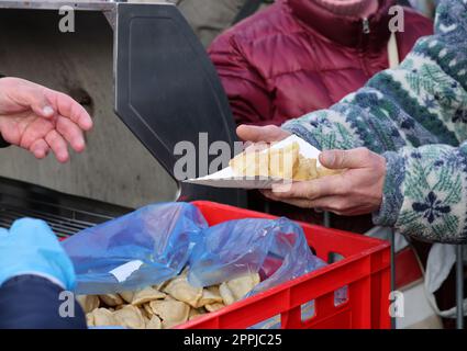 Warmes Essen für die Armen und Obdachlosen Stockfoto