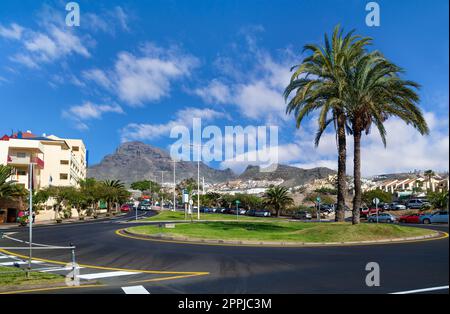 Eine der Straßen von Costa Adeje, dem Resort auf der Insel Teneriffa. Stockfoto