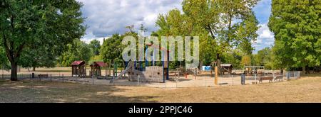 Panoramablick auf den Spielplatz mit verschiedenen Kletter- und Spielmöglichkeiten und Sandkasten Stockfoto