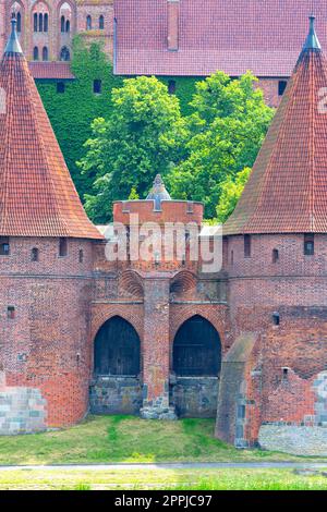 Malbork, Polen - 25. Juni 2020: Schloss Malbork aus dem 13. Jahrhundert, mittelalterliche teutonische Festung am Fluss Nogat. Es ist die größte Burg der Welt und UNESCO-Weltkulturerbe Stockfoto