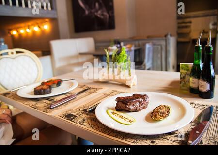 Rindersteak mit gegrilltem Gemüse, serviert auf dem Teller Stockfoto