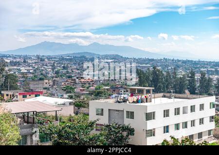 Quito, Equador - 26. September 2022: Panoramablick auf die Hauptstadt Stockfoto