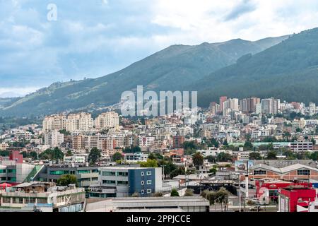 Quito, Equador - 26. September 2022: Panoramablick auf die Hauptstadt Stockfoto