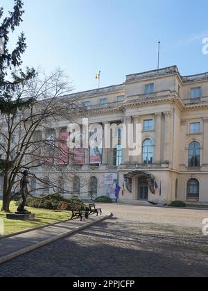 Bukarest, Rumänien - 20. Dezember 2022: Nationales Kunstmuseum Rumäniens mit Fassade. Seit 1812 ehemaliger Königspalast. Stockfoto