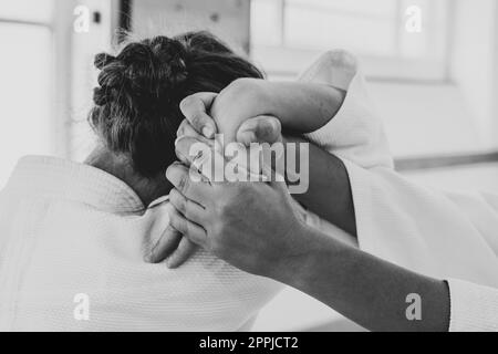 Menschen üben Aikido in einem Dojo-Hintergrund. Nahaufnahme. Stockfoto