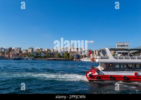 Fähre auf der Bosporus-Straße Stockfoto