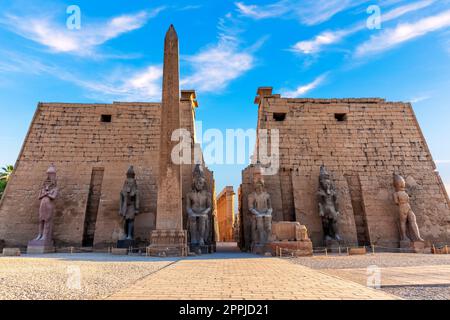 Haupteingang des Tempels von Luxor, erster Pylon mit Obelisken, Ägypten Stockfoto