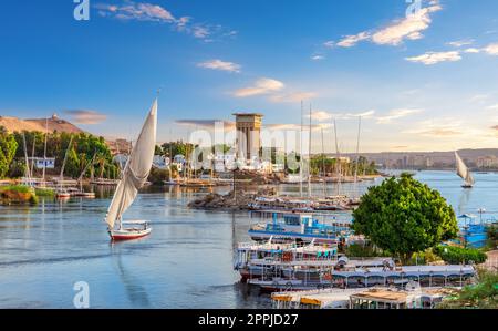 Wunderschöner Blick auf die Segelboote im Nil und die traditionellen Dörfer von Assuan, Ägypten Stockfoto