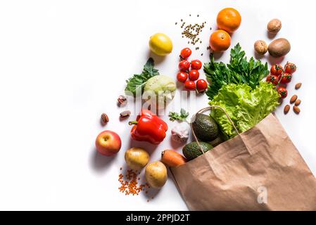 Gesundes Essen. Biologisches Gemüse, vegane vegetarische rohe Lebensmittelzutaten in Papierbeutel isoliert auf weißem Hintergrund. Lieferungs- oder Supermarkt und Stockfoto