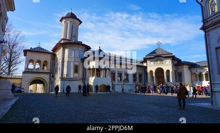 Bukarest, Rumänien - 31. Dezember 2022: Patriarchalische Kathedrale der Heiligen Konstantin und Helena und Palast des Patriarchats. Stockfoto