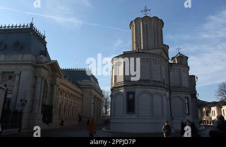 Bukarest, Rumänien - 31. Dezember 2022: Patriarchalische Kathedrale der Heiligen Konstantin und Helena und Palast des Patriarchats. Stockfoto