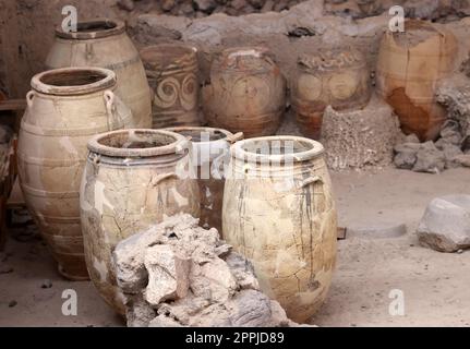 Santorini, Griechenland - in der prähistorischen Stadt Akrotiri, Ausgrabungsstätte einer minoischen Bronzezeit, wurden alte Töpferwaren geborgen Stockfoto