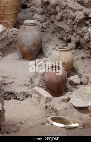 Santorini, Griechenland - in der prähistorischen Stadt Akrotiri, Ausgrabungsstätte einer minoischen Bronzezeit, wurden alte Töpferwaren geborgen Stockfoto