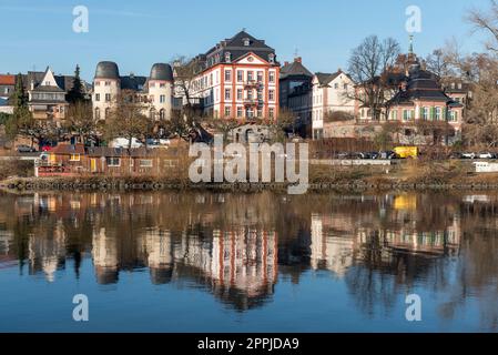 Das Schloss und die Altstadt von Frankfurt-Hoechst am Ufer des Mains spiegeln sich im Wasser wider Stockfoto