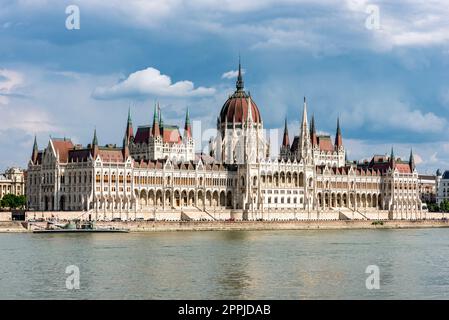 Schräger Blick auf das ungarische Parlamentsgebäude in Budapest am Ufer der Donau Stockfoto