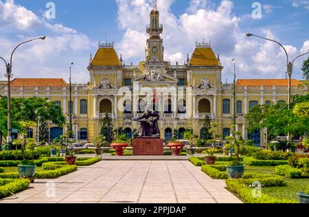 Gescannte Folie eines historischen Farbfotos des ehemaligen 'Hotel de Ville', eines französischen Kolonialgebäudes in der Altstadt von Saigon, Vietnam Stockfoto