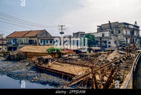 Gescannte Fotografie des Slums in der Altstadt von Saigon, Ho Chi Ming, Südvietnam Stockfoto