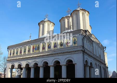 Bukarest, Rumänien - 31. Dezember 2022: Patriarchalische Kathedrale der Heiligen Konstantin und Helena und Palast des Patriarchats. Stockfoto