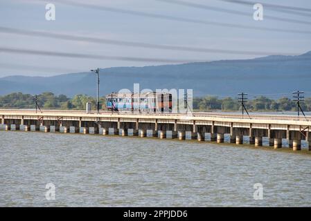 THAILAND LOPBURI PA SAK JOLASID STAUDAMM-ZUG Stockfoto