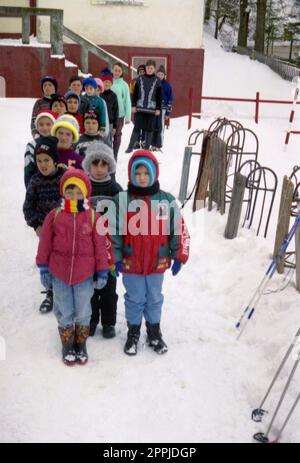 Sirnea, Brasov County, Rumänien, ca. 2000. Dorfkinder und ihre Schlitten im Winter. Stockfoto