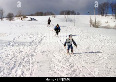 Sirnea, Brasov County, Rumänien, ca. 2000. Einheimische Kinder, die auf einer Berghänge Ski fahren. Stockfoto