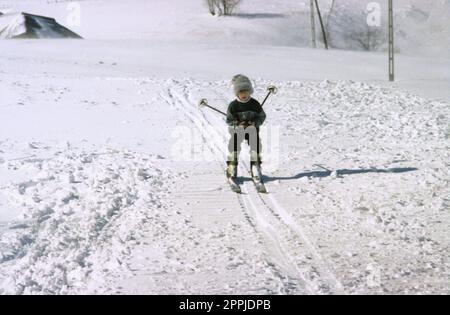 Sirnea, Brasov County, Rumänien, ca. 2000. Lokales Kinderskifahren auf einer Berghänge. Stockfoto