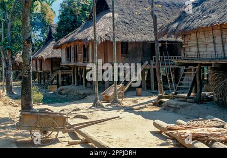 Gescannte Folie eines historischen Farbfotos von Haufenwohnungen in einem Dorf der ethnischen Minderheit der „blumigen Hmong“ in Nordvietnam im Red River Valley Stockfoto