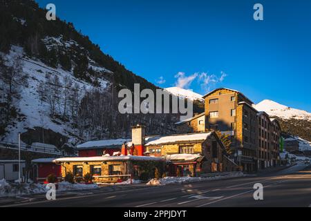 Bars, Restaurants und Wohngebäude in El Tarter und Soldeu Stadt, Andorra, mit Sonnenlicht Stockfoto