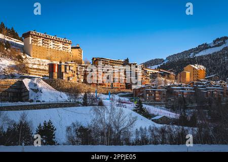 Sonnenuntergang über den Skipisten der Stadt Soldeu und den schneebedeckten Bergen in Andorra Stockfoto