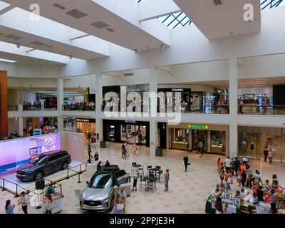 Die Leute im Aventura Einkaufszentrum, Miami Luxuseinkaufszentrum Stockfoto