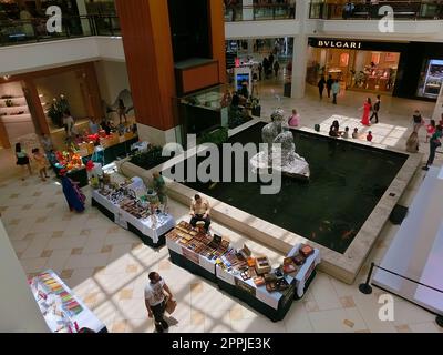 Die Leute im Aventura Einkaufszentrum, Miami Luxuseinkaufszentrum Stockfoto