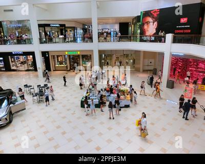 Die Leute im Aventura Einkaufszentrum, Miami Luxuseinkaufszentrum Stockfoto