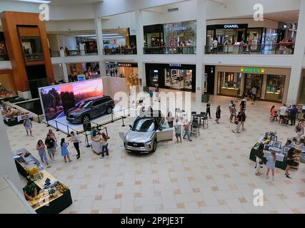 Die Leute im Aventura Einkaufszentrum, Miami Luxuseinkaufszentrum Stockfoto