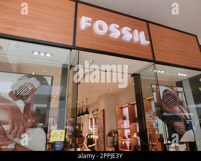 Schild des Fossil-Ladens in der Aventura Mall, Florida. Fossil Group, Inc. Ist ein amerikanischer Modedesigner und Hersteller. Stockfoto