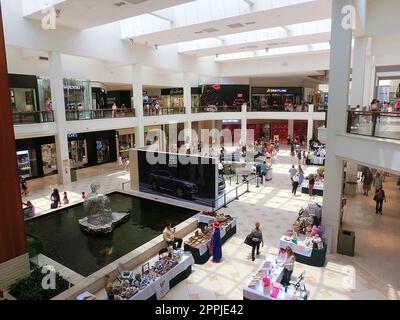 Die Leute im Aventura Einkaufszentrum, Miami Luxuseinkaufszentrum Stockfoto