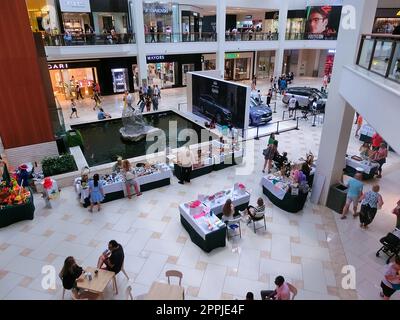 Die Leute im Aventura Einkaufszentrum, Miami Luxuseinkaufszentrum Stockfoto