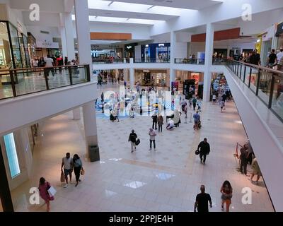 Die Leute im Aventura Einkaufszentrum, Miami Luxuseinkaufszentrum Stockfoto