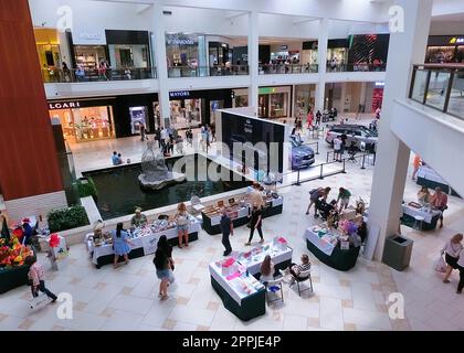 Die Leute im Aventura Einkaufszentrum, Miami Luxuseinkaufszentrum Stockfoto