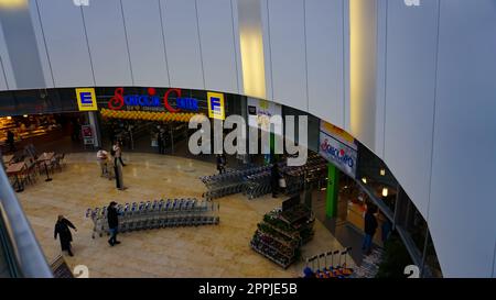 Eingang eines Edeka Supermarkts. EDEKA ist die größte Supermarktkette in Deutschland. Stockfoto