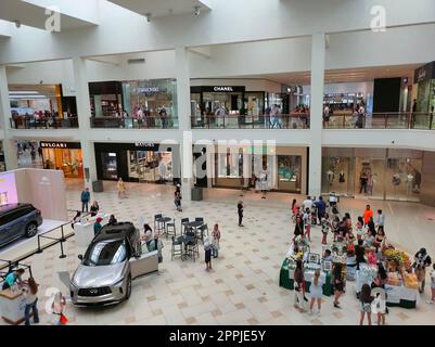 Die Leute im Aventura Einkaufszentrum, Miami Luxuseinkaufszentrum Stockfoto